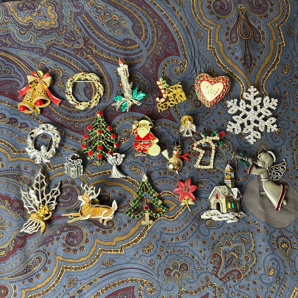 Christmas Brooch Pin Lot Vintage Napier Gerrys JJ Santa Snowflake Angel 20 pcs